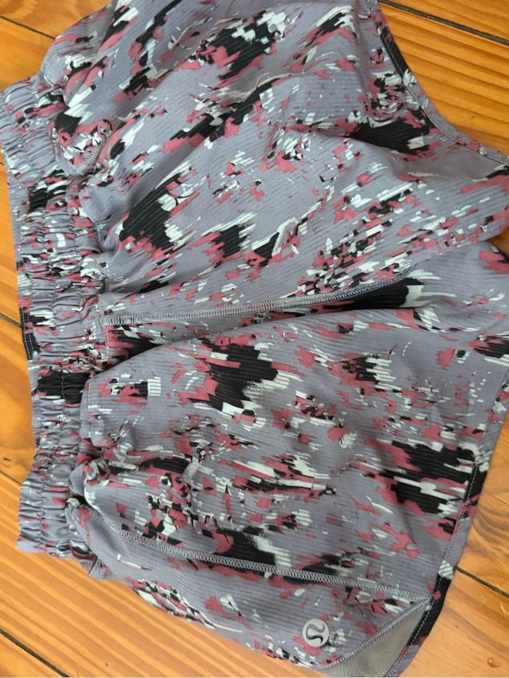 Lululemon size 4 2.5” Women's Heather Gray & Pink Print Athletic Shorts